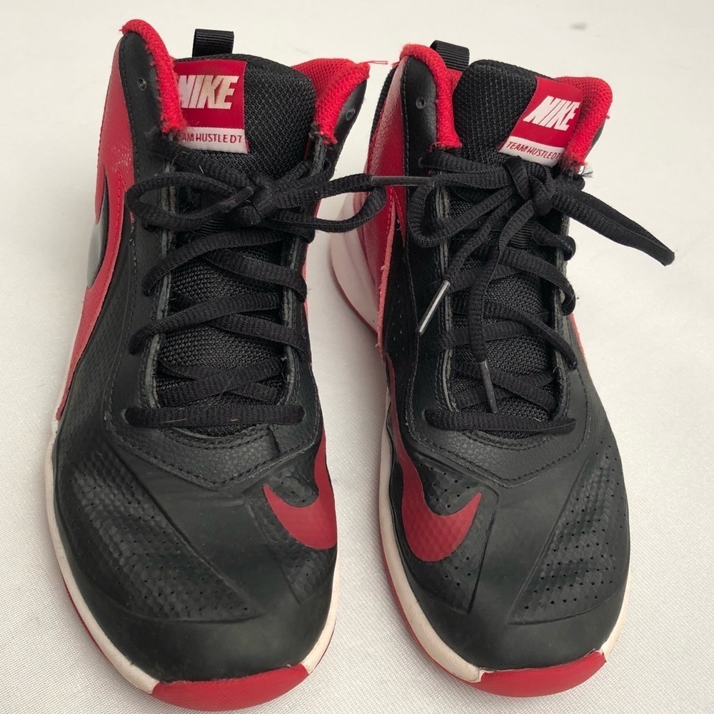 Nike Team Hustle D 7 red and black basketball sneakers